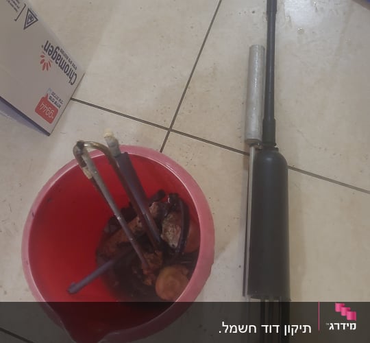 חלקי דוד שמש בדלי אדום על רצפה